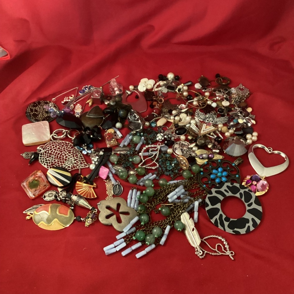 664 grams of broken jewelry parts for crafting or jewelry making